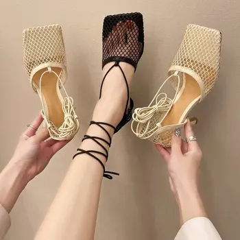 2021 Nye Sexet Gul Mesh Pumper Sandaler Kvindelige høj hæl Firkantet Tå Lace Up Cross-bundet Stiletto hule Kjole sko